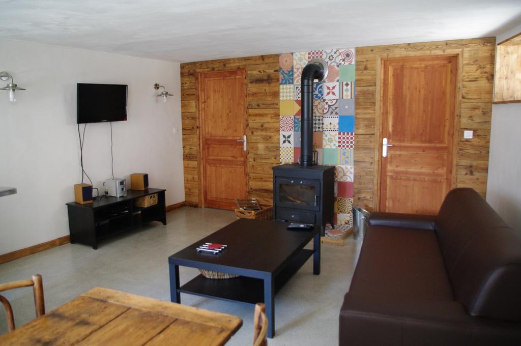 Appartement Dans Chalet De Montagne Bozel Room photo